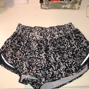 Lululemon Hotty Hot Shorts 2.5”
